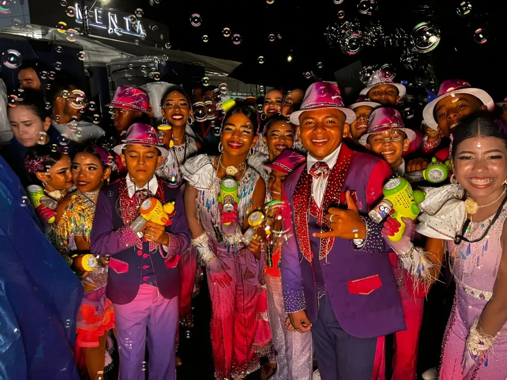 Salsódromo Feria de Cali 2025: Ritmo, Cultura y Tradición en la Noche Inaugural 1 Niños bailando en el Salsódromo 2025 Plan Especial de Salvaguardia