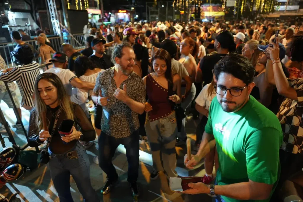 Agüelulo del barrio Obrero durante la Feria de Cali 2025 con familias y bailadores salseros