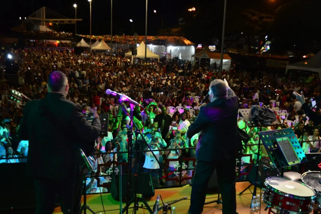 Artista en tarima durante el cierre del Encuentro de Melómanos y Coleccionistas