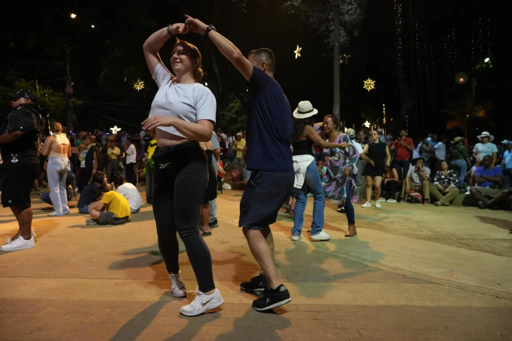 Bailadores disfrutan la salsa durante el Agüelulo del barrio Obrero en la Feria de Cali 2025
