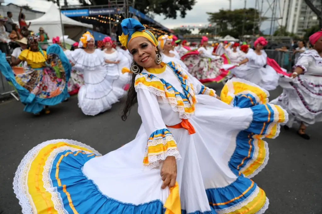 Fiesta de Mi Pueblo brilló en la Feria de Cali 2025 con color, tradición y orgullo vallecaucano 1 Comparsas del Valle del Cauca en la Fiesta de Mi Pueblo