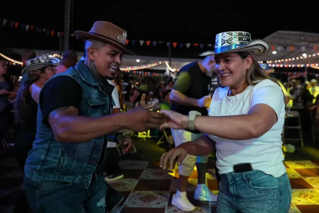 Las casetas regresan a la Feria de Cali y reavivan la tradición en el Acuaparque de La Caña Las casetas regresan a la Feria de Cali y reavivan la tradición en el Acuaparque de La Caña