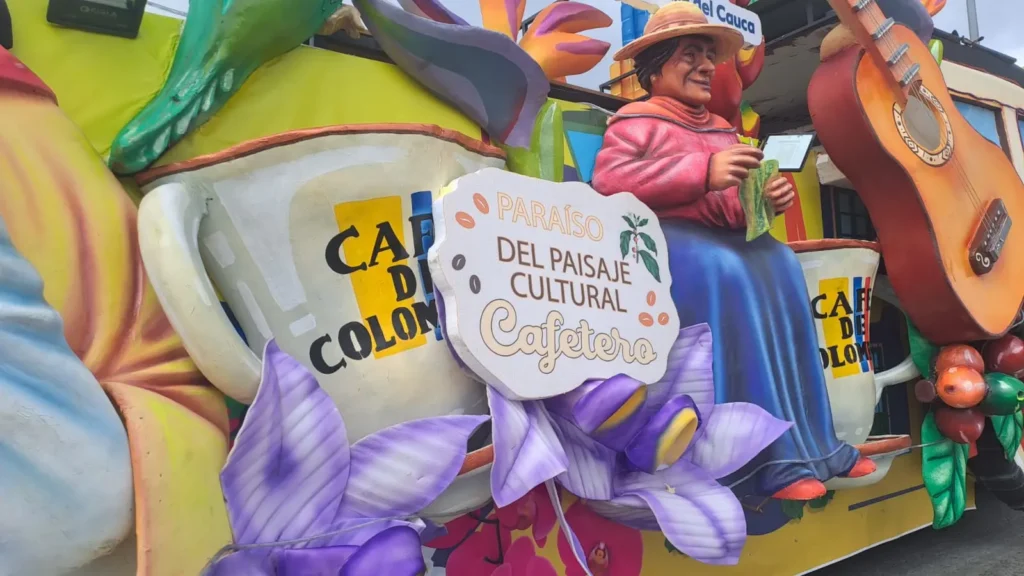 Fiesta de mi Pueblo 2025: tradición, cultura y orgullo Vallecaucano 1 Carroza alegórica del Desfile Fiesta de mi Pueblo 2025 en la Feria de Cali